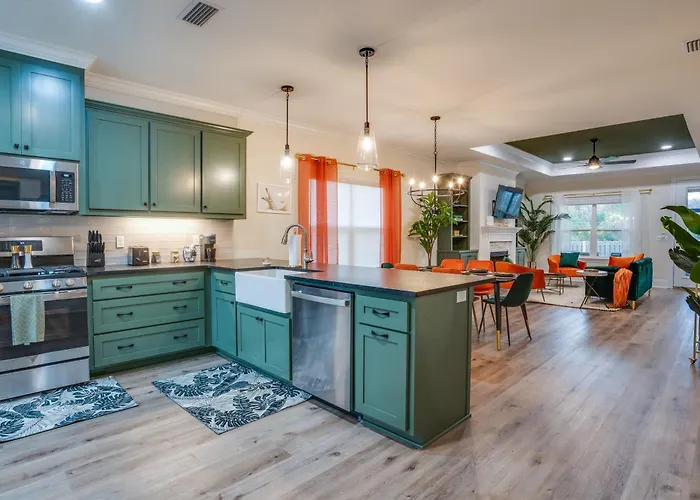 Tally Cozy Craftsman Near Football Parks & Airport